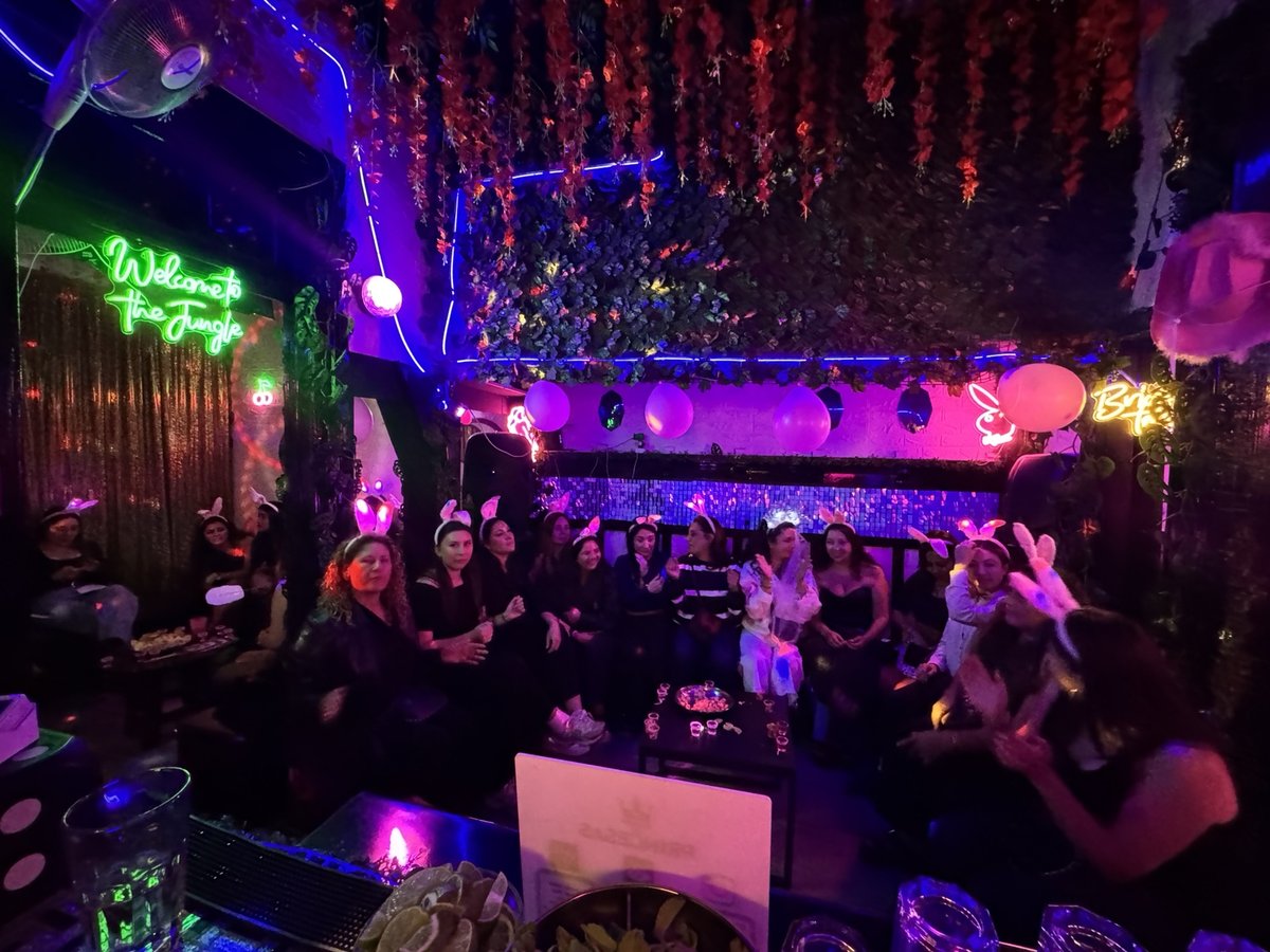 Ambiente del club nocturno para mujeres en Santiago con neones