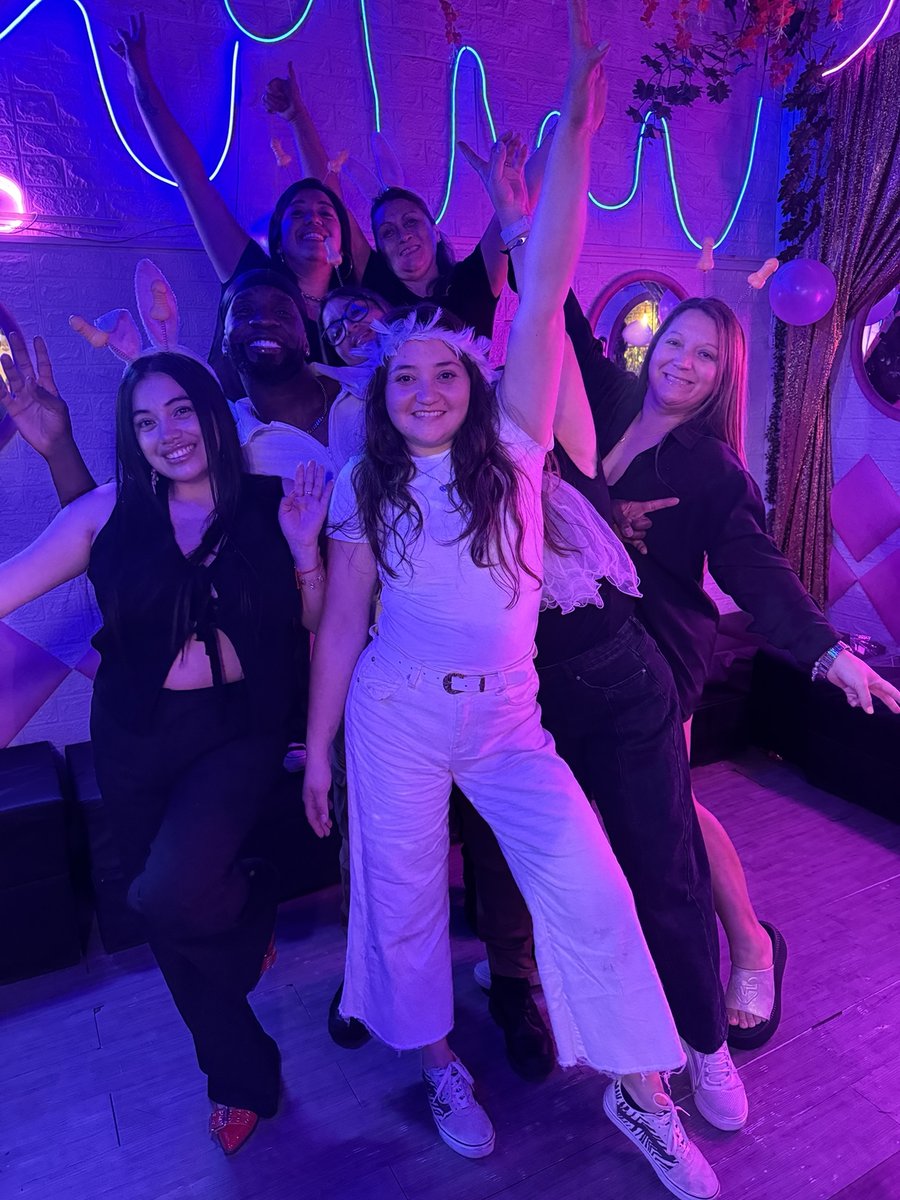Amigas bailando en la pista del Club de Princesas Santiago