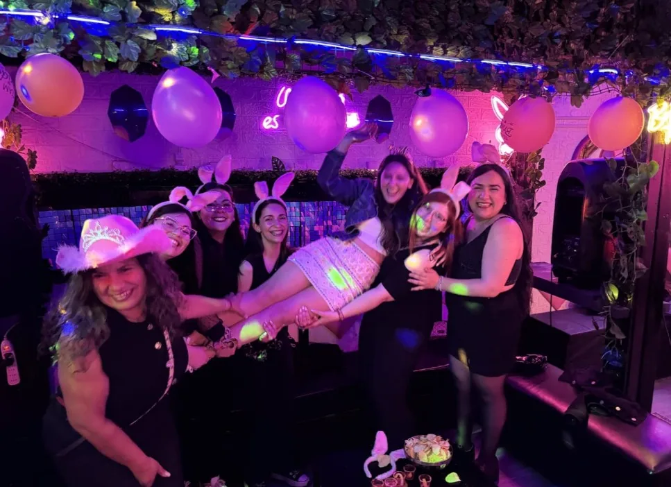 Amigas cargando a la novia despedida de soltera Club de Princesas Santiago 2026