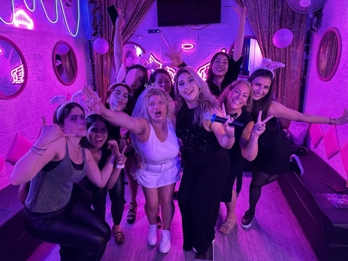 Amigas celebrando con las manos arriba en Club de Princesas Santiago
