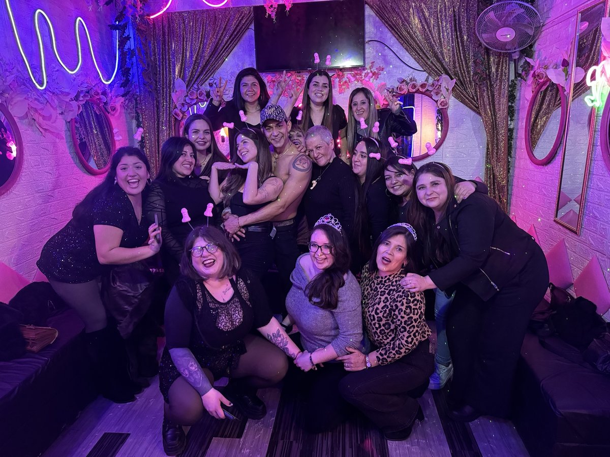Amigas posando en su despedida de soltera en Club de Princesas Santiago