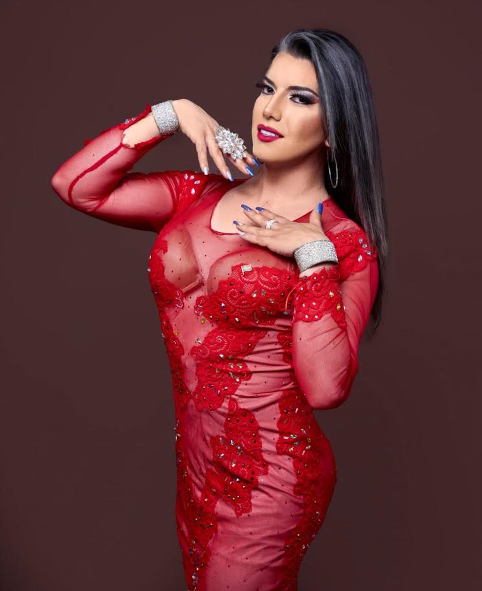 Cata Ziegler, animadora transformista en Santiago, con vestido rojo de gala