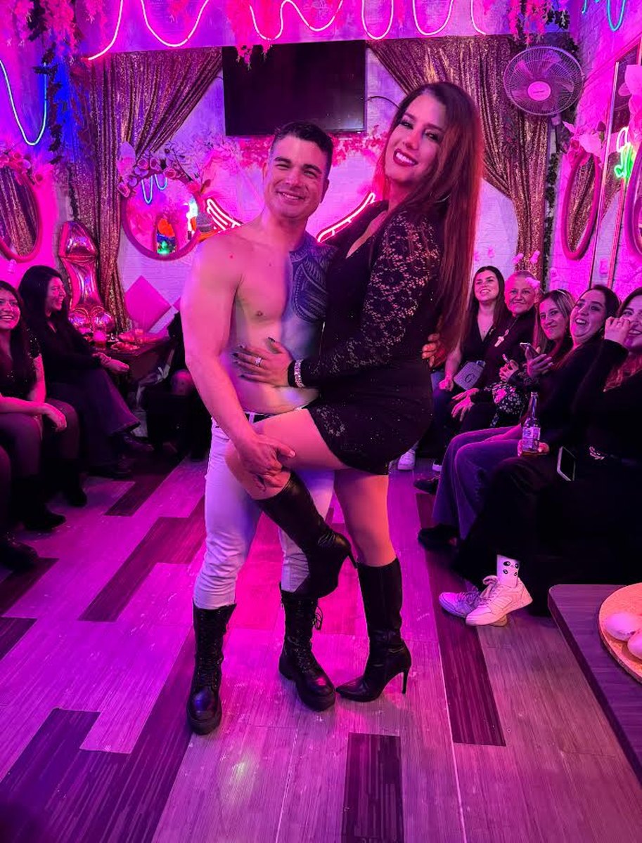 Show de Cata Ziegler con vedetto en el Club de Princesas Santiago