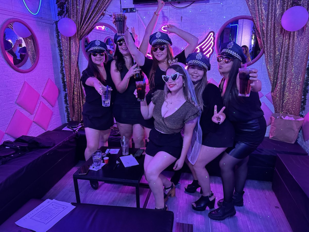Grupo con gorras de policia sentado en el sector VIP del Club de Princesas