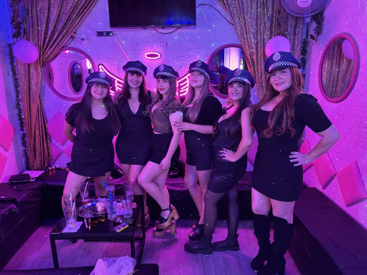 Cotillon de gorras de policia en una despedida de soltera en Club de Princesas