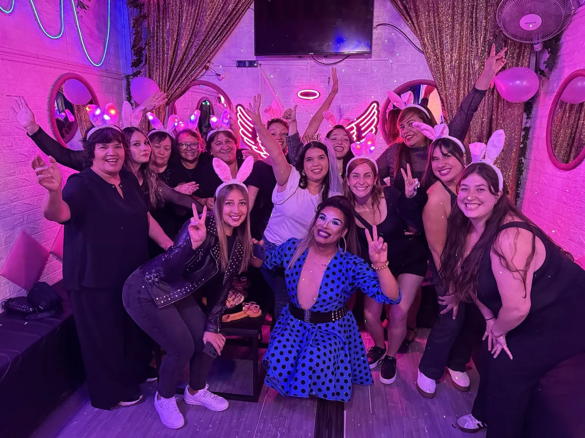 Grupo grande con cotillon de orejas de coneja en Club de Princesas Santiago
