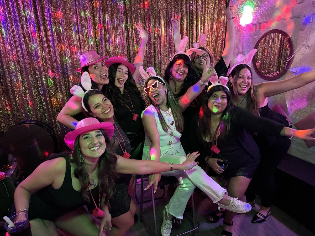 Cotillon de orejas y sombreros rosados en una despedida de soltera
