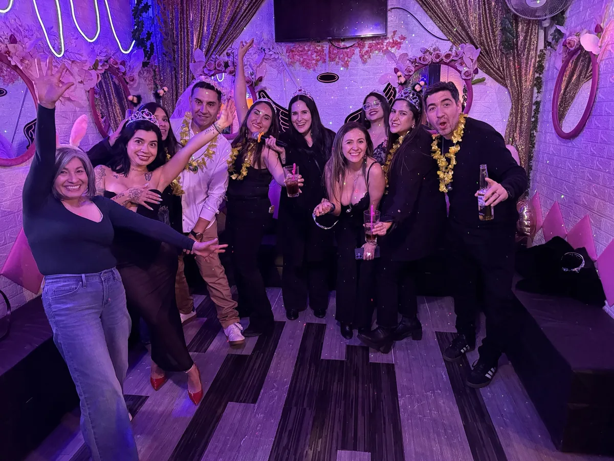 Despedida de soltera gay friendly celebrando en Club de Princesas Santiago