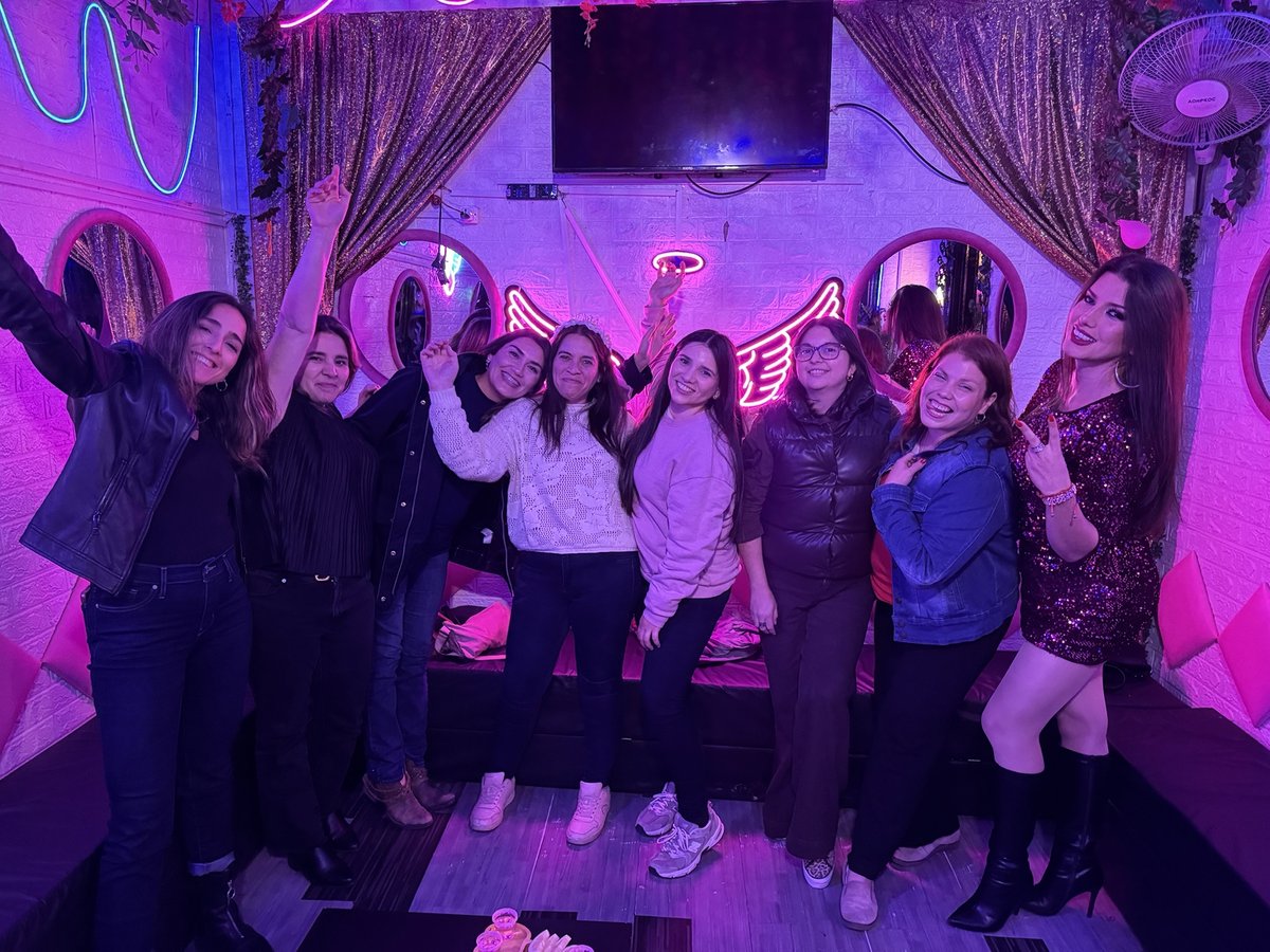 Grupo de amigas con los brazos arriba en Club de Princesas Santiago