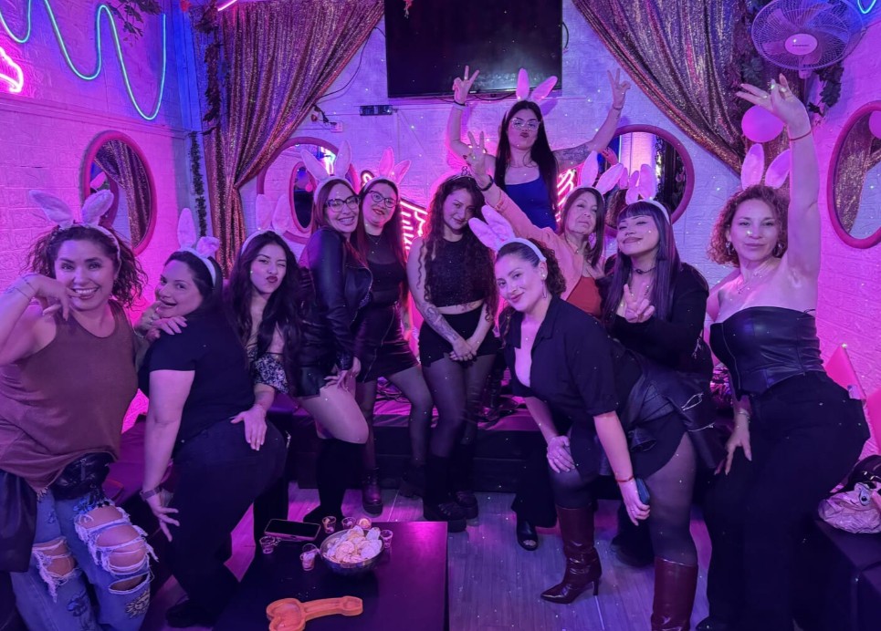 Grupo de amigas celebrando en Club de Princesas Santiago 2026