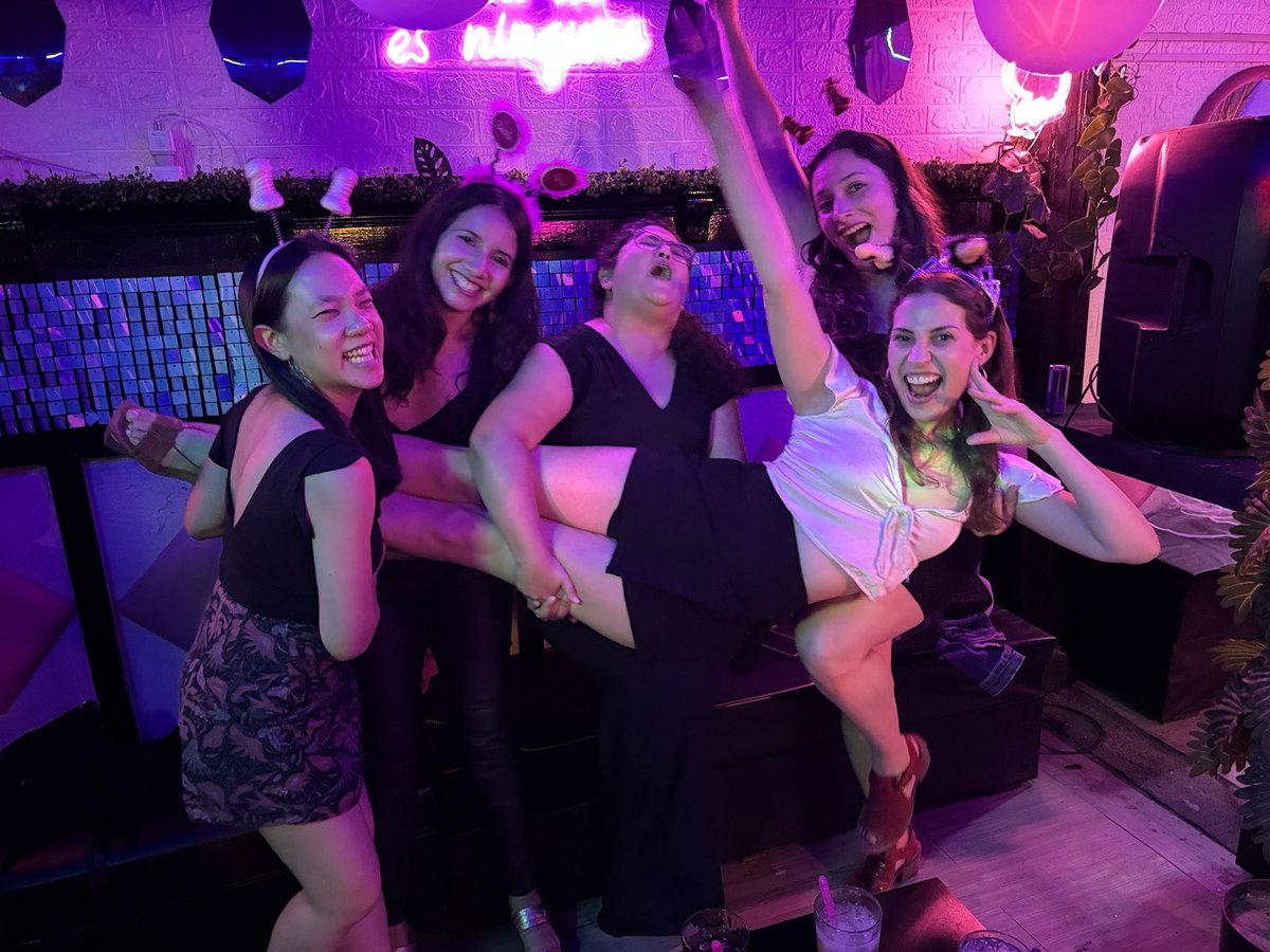 Grupo de amigas riendo en su despedida de soltera en Santiago