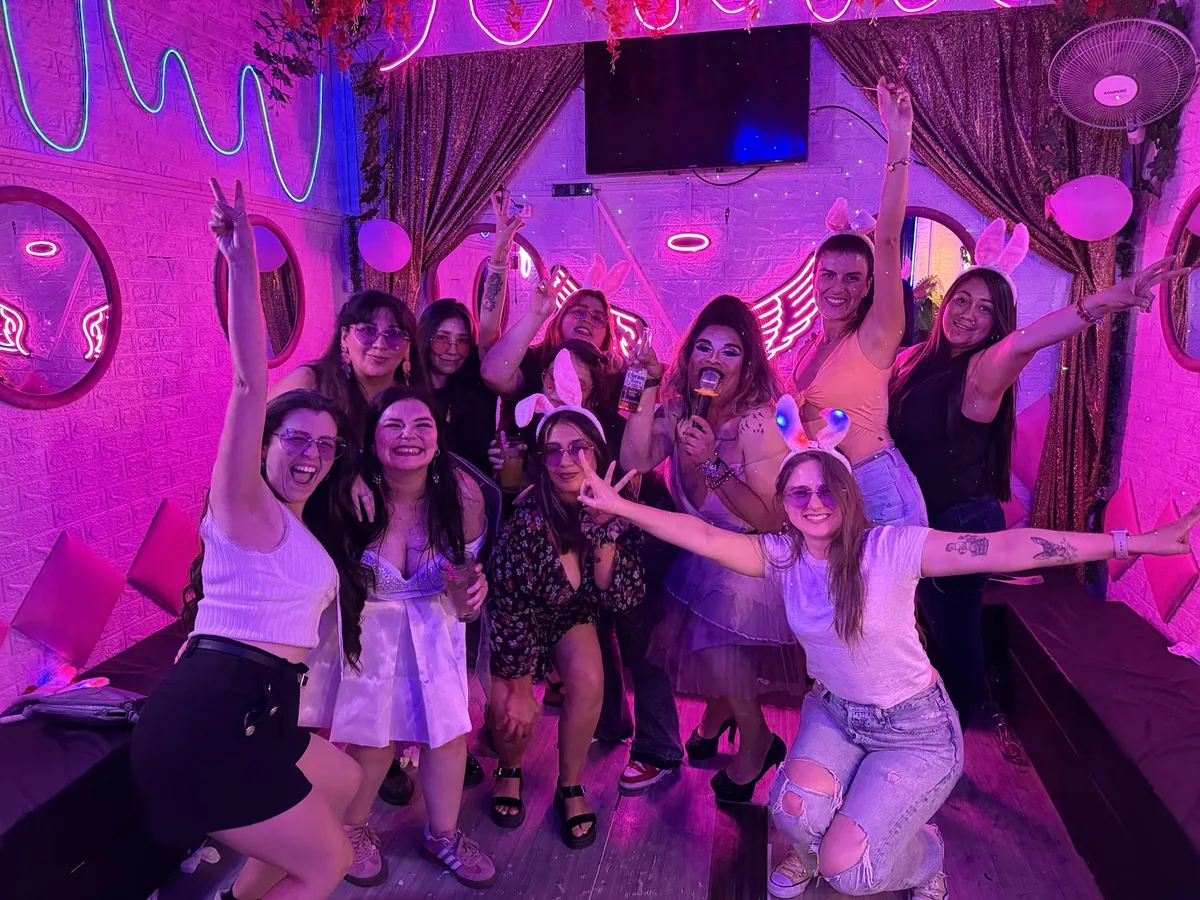 Grupo de amigas saltando en su despedida de soltera en Santiago