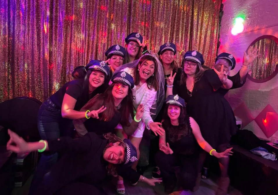 Grupo celebrando despedida de soltera con cotillón Club de Princesas Santiago