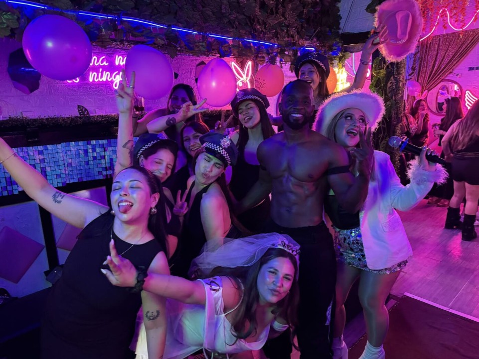 Grupo celebrando con vedetto Club de Princesas Santiago despedida soltera