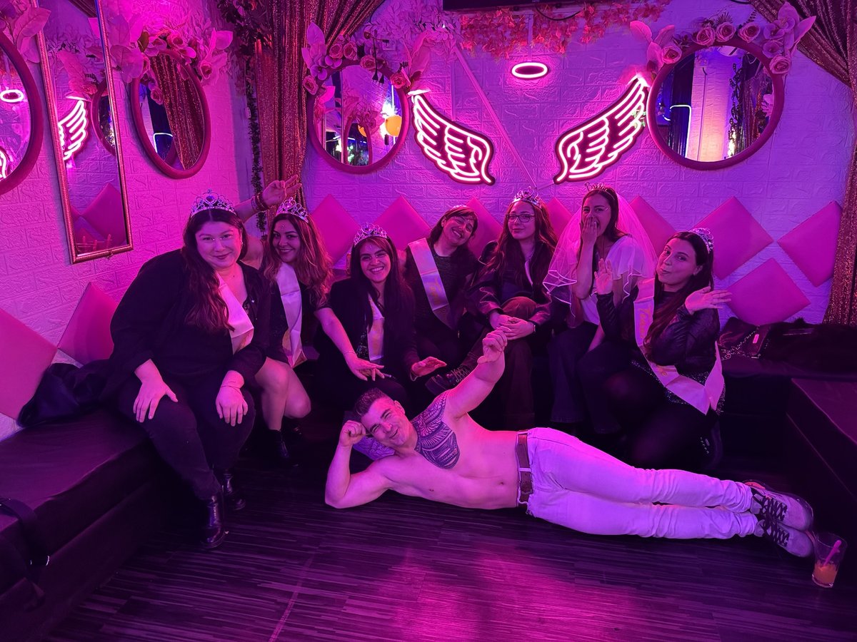 Grupo con cintillos de princesa en una despedida de soltera en Santiago