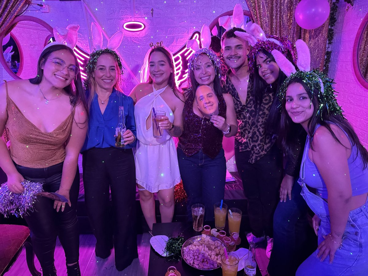 Grupo con coronas de flores en su despedida de soltera en Club de Princesas