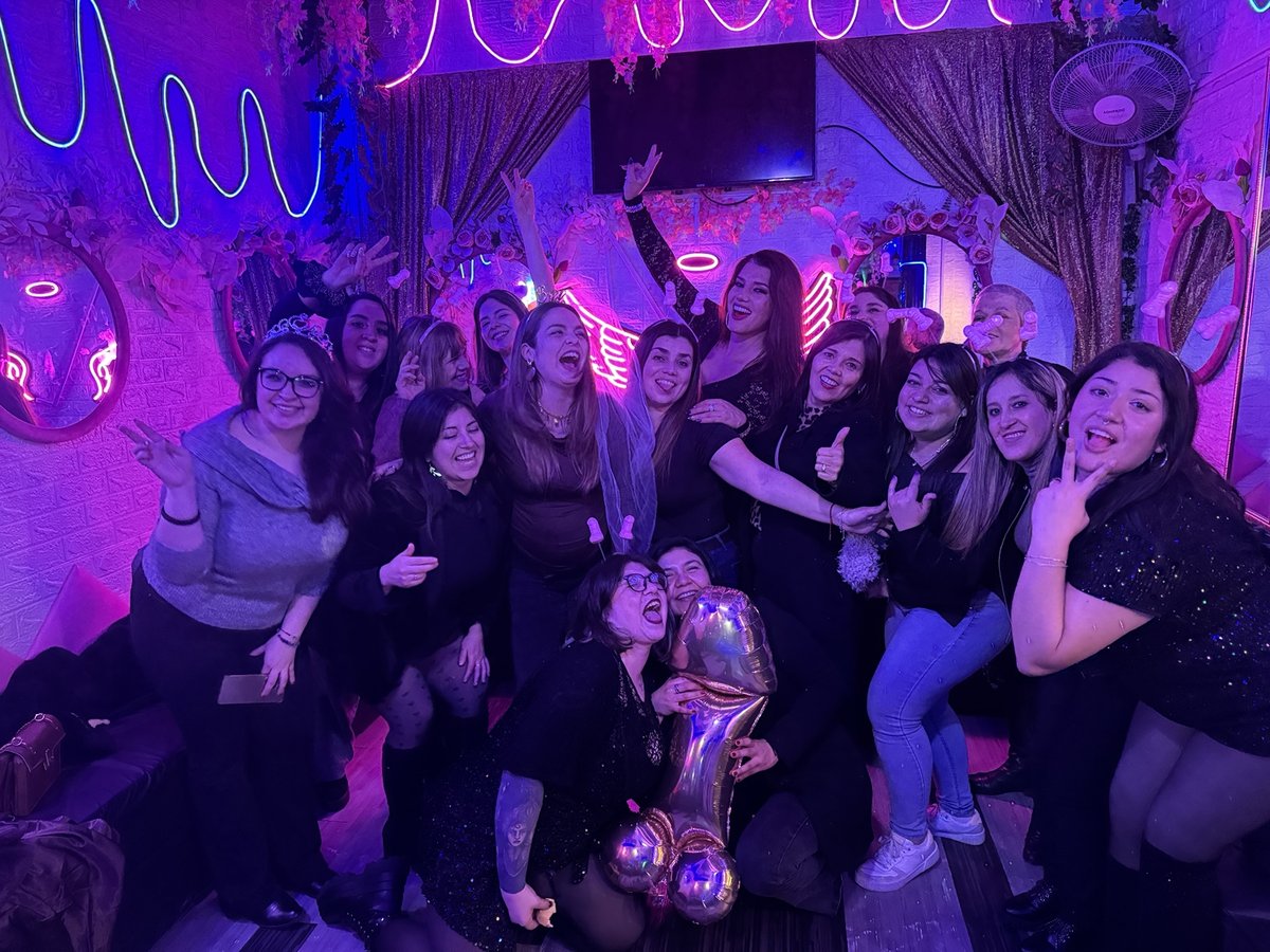 Grupo celebrando un cumpleanos de mujer con globos en Club de Princesas