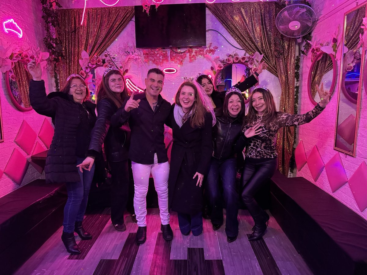 Grupo de despedida de soltera con el animador del Club de Princesas
