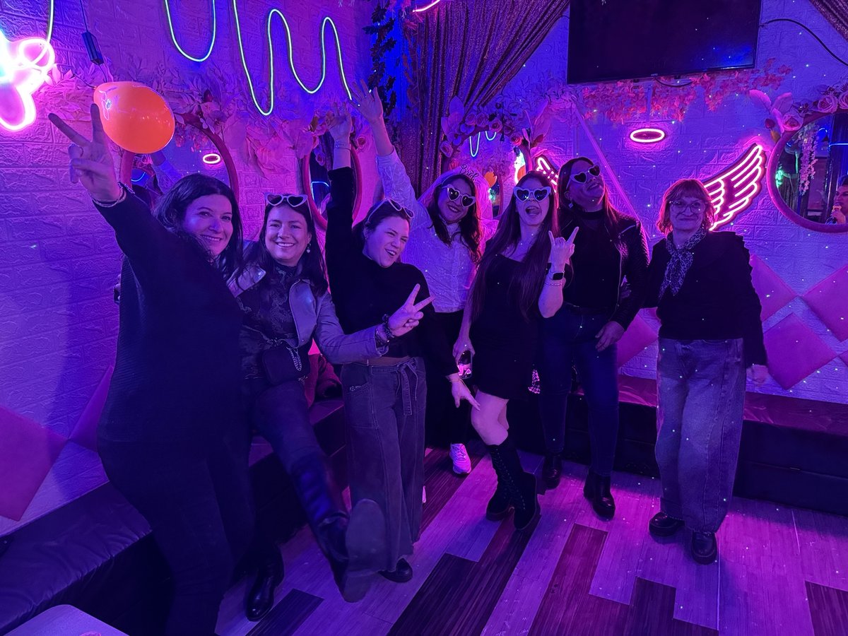 Grupo de despedida de soltera brindando con globos en Santiago