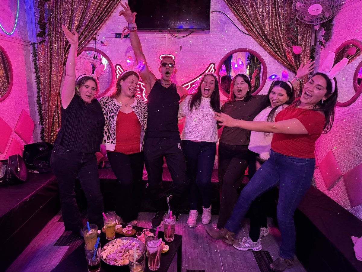 Grupo gay friendly brindando en Club de Princesas Santiago