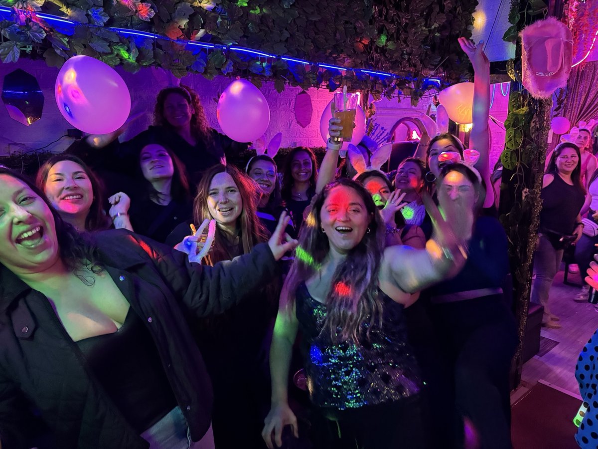 Grupo con globos celebrando una despedida de soltera en Club de Princesas