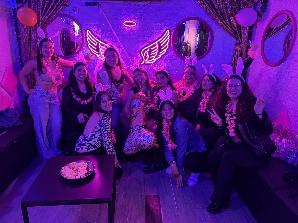 Grupo grande de mujeres en el club nocturno de Santiago