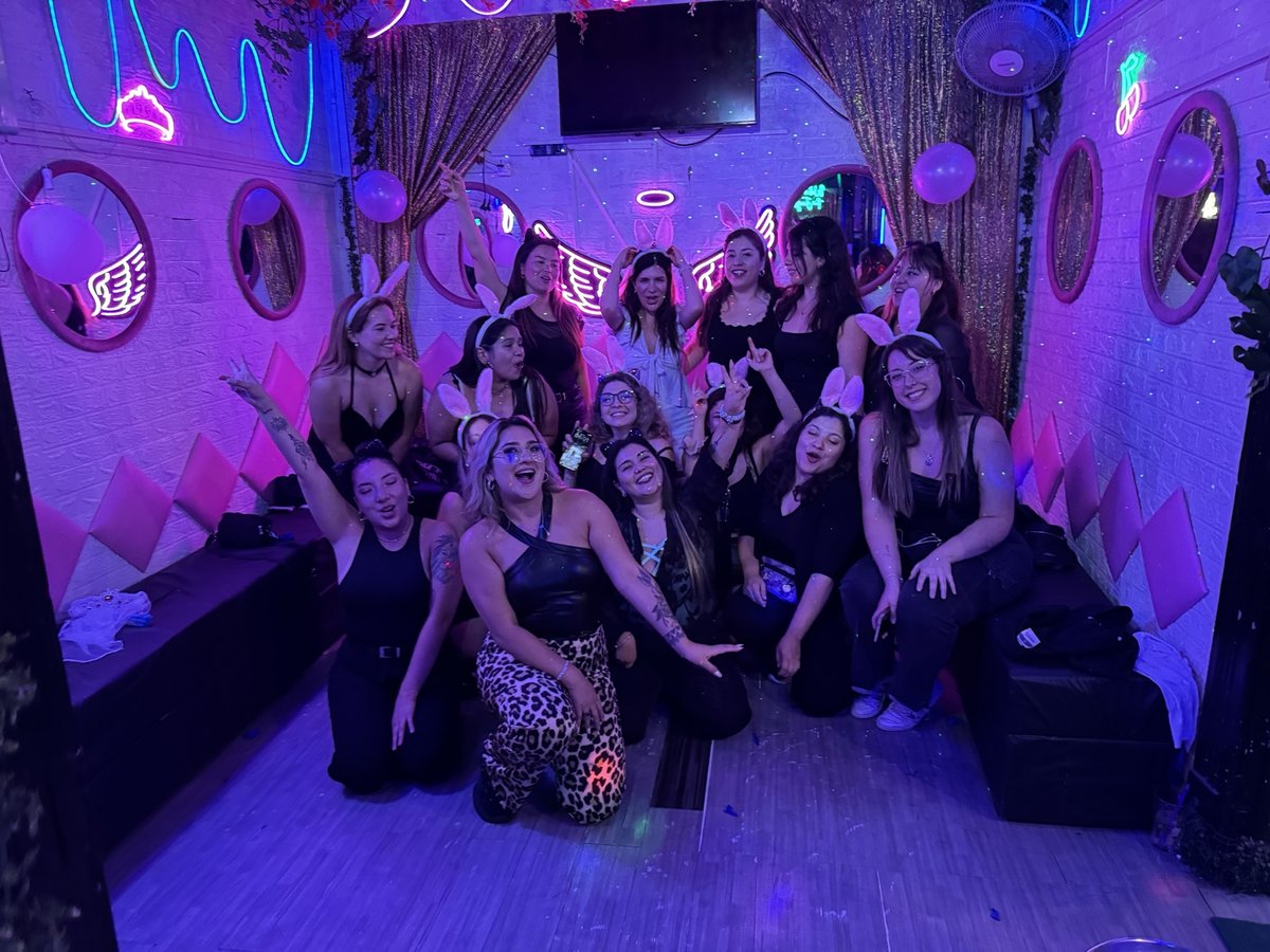 Grupo grande sentado en su despedida de soltera en Club de Princesas