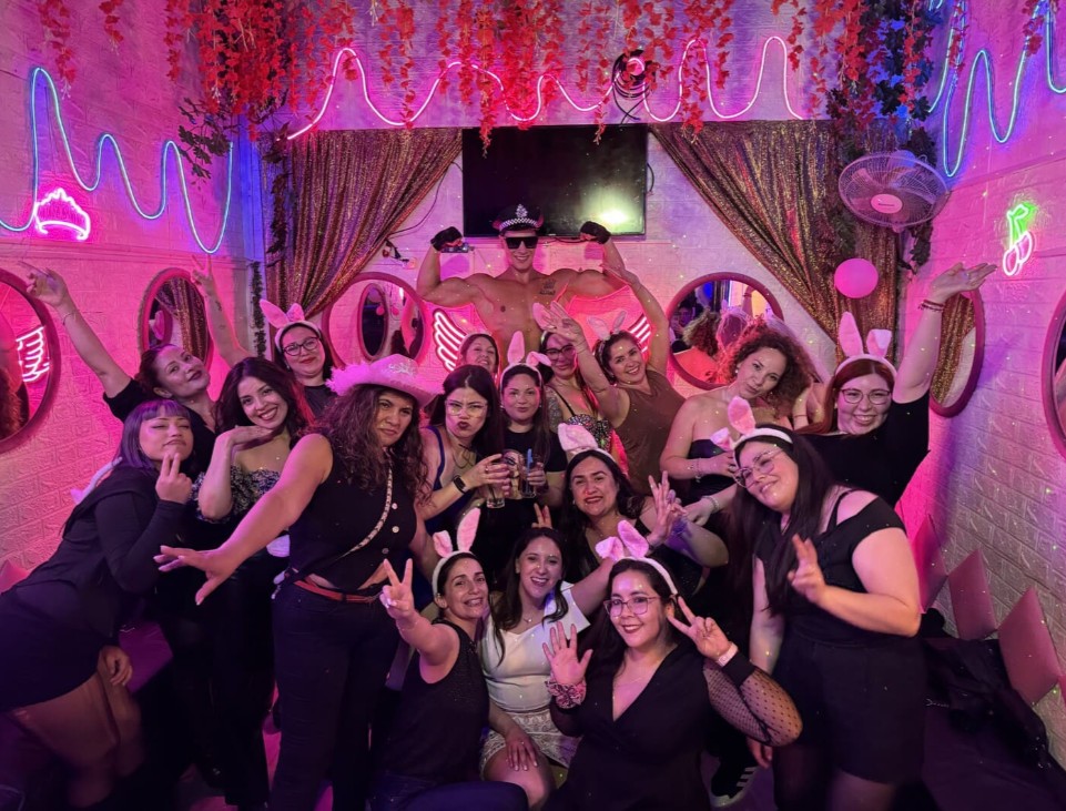 Grupo grande con vedetto despedida de soltera Club de Princesas Santiago