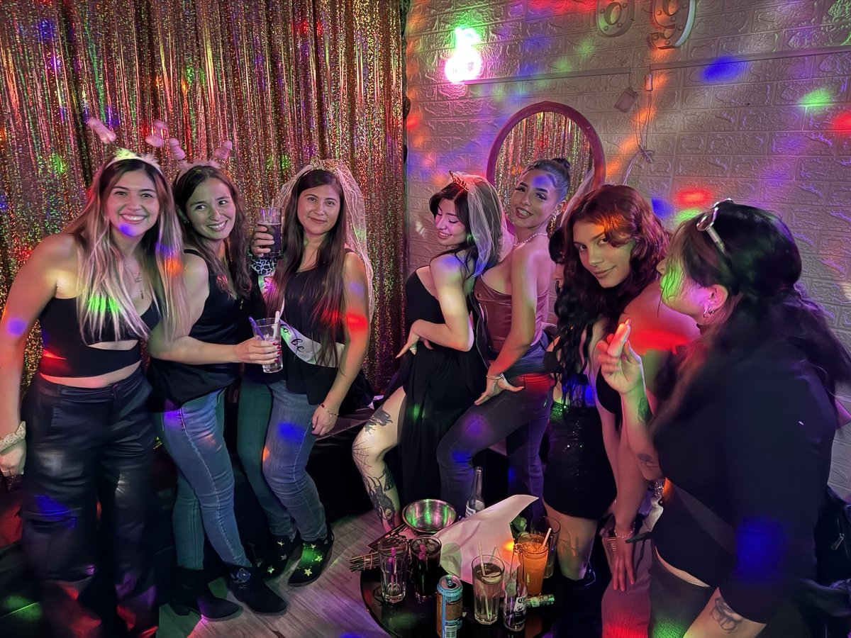 Grupo de mujeres con tragos en el club nocturno de Santiago
