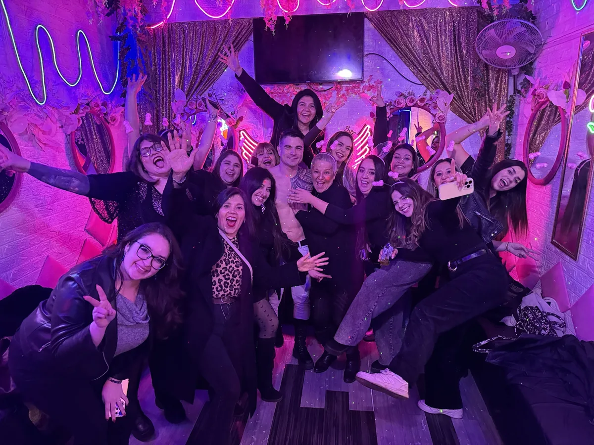Grupo numeroso de amigas celebrando una despedida de soltera en Club de Princesas Santiago