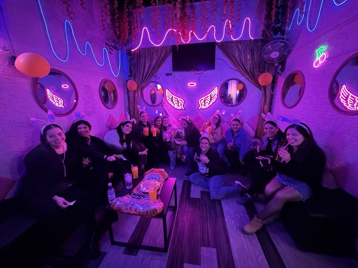 Interior del Club de Princesas Santiago con neones de alas