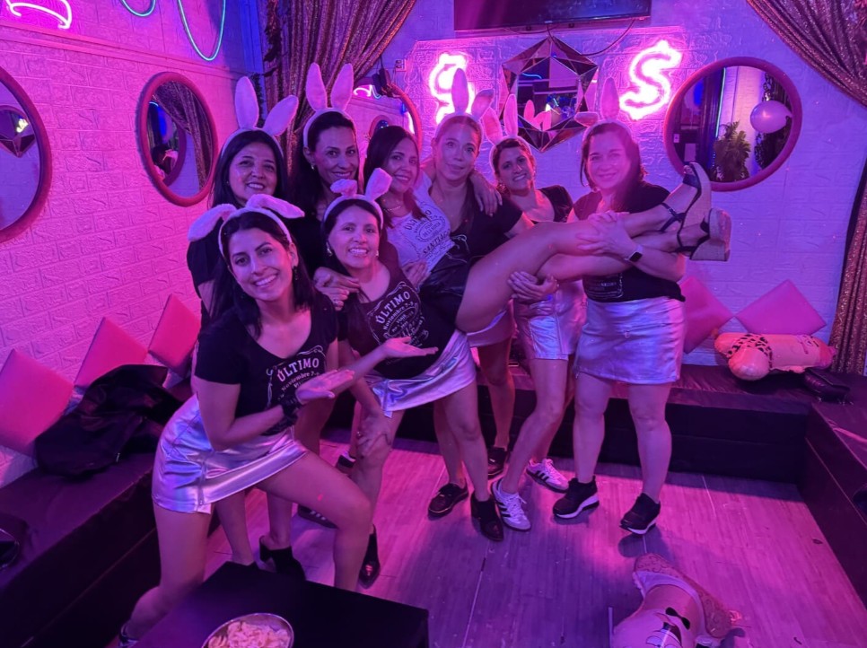 Interior Club de Princesas Santiago neones rosa despedida de soltera