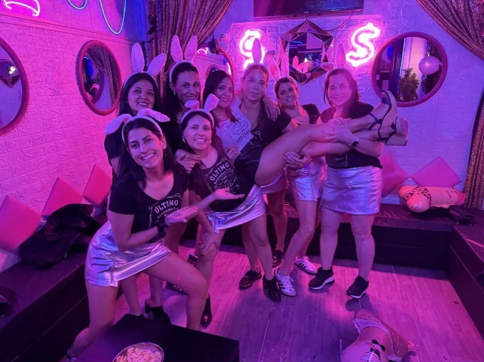 Interior Club de Princesas Santiago neones rosa despedida de soltera