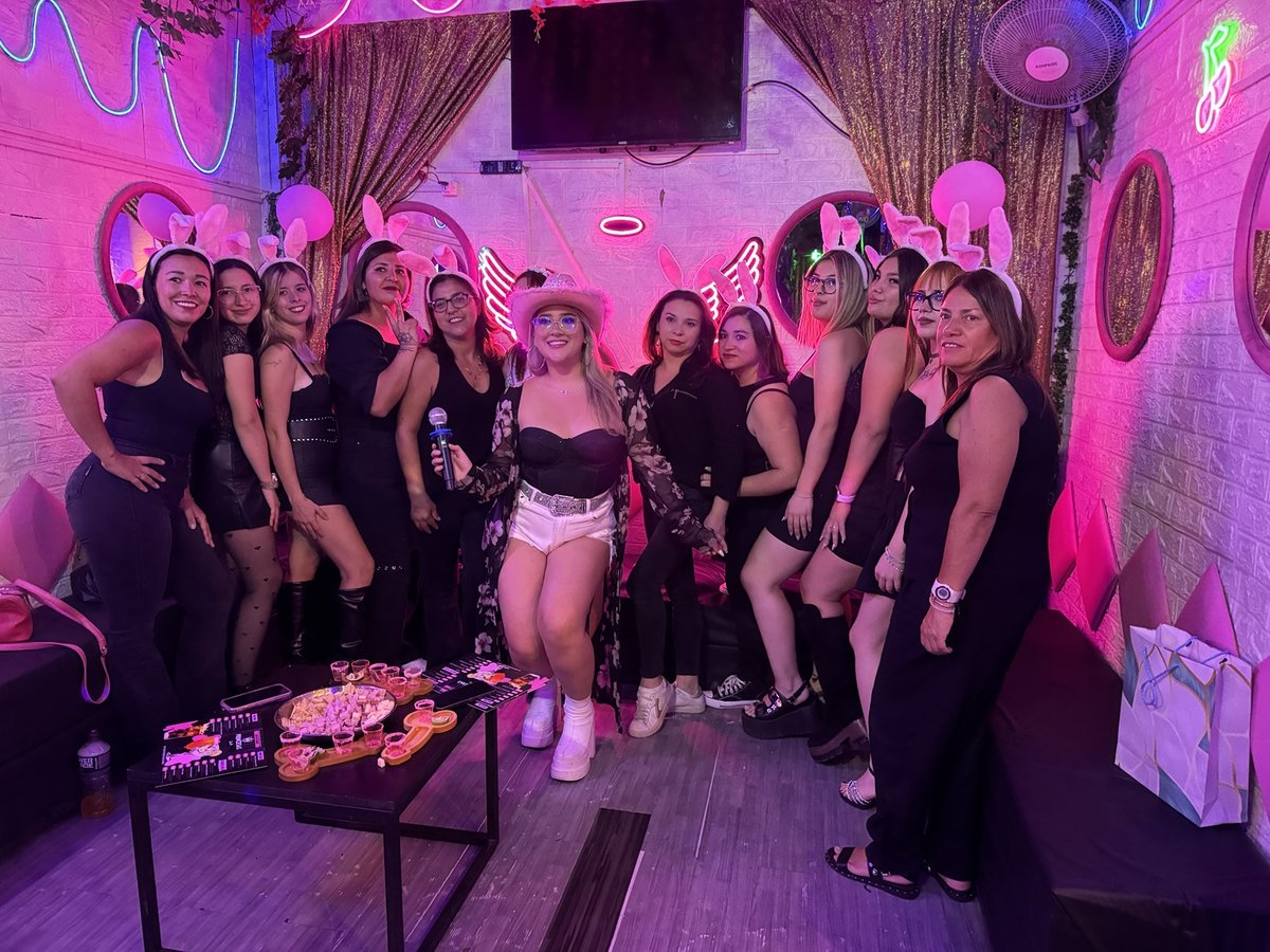 Novia con micrófono en el karaoke junto a su grupo en Club de Princesas Santiago