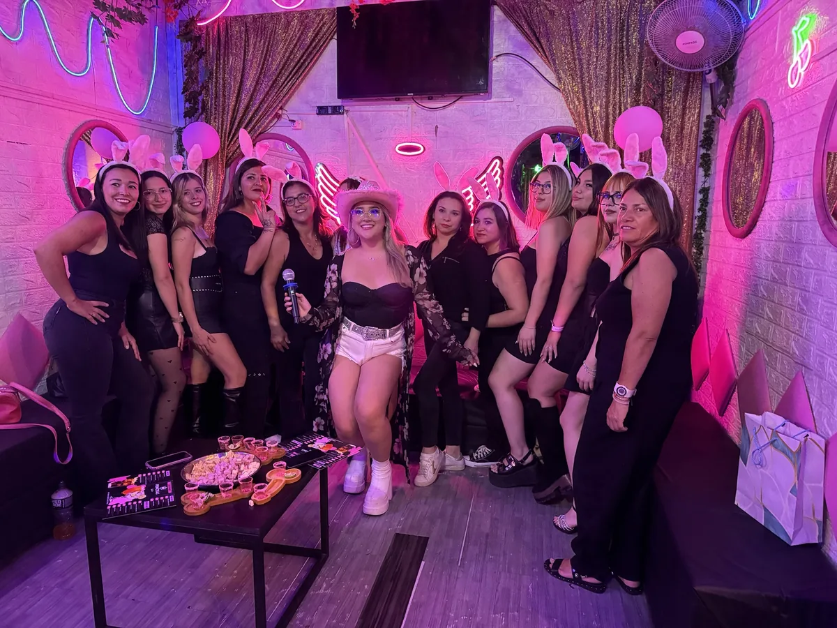 Novia con microfono en el karaoke junto a su grupo en Club de Princesas Santiago
