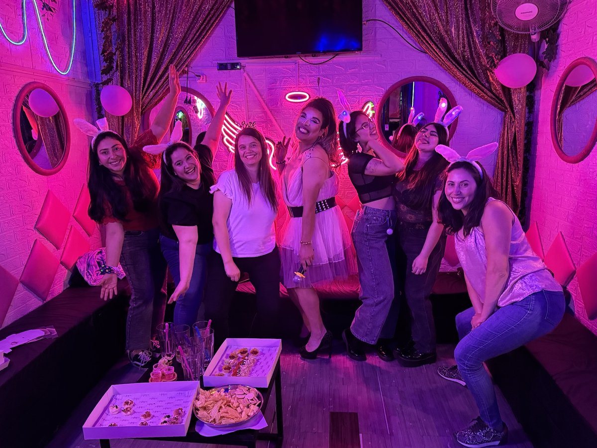 Mesa con picoteo para un grupo de despedida de soltera en Club de Princesas