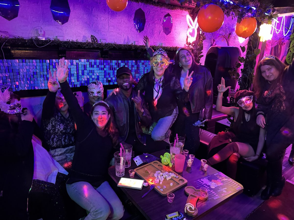 Grupo en mesa con tabla de picoteo y tragos en Club de Princesas Santiago