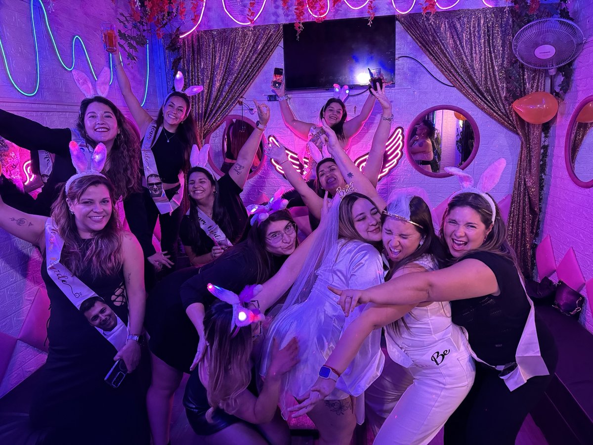 Novia con banda rodeada de sus amigas en la despedida de soltera