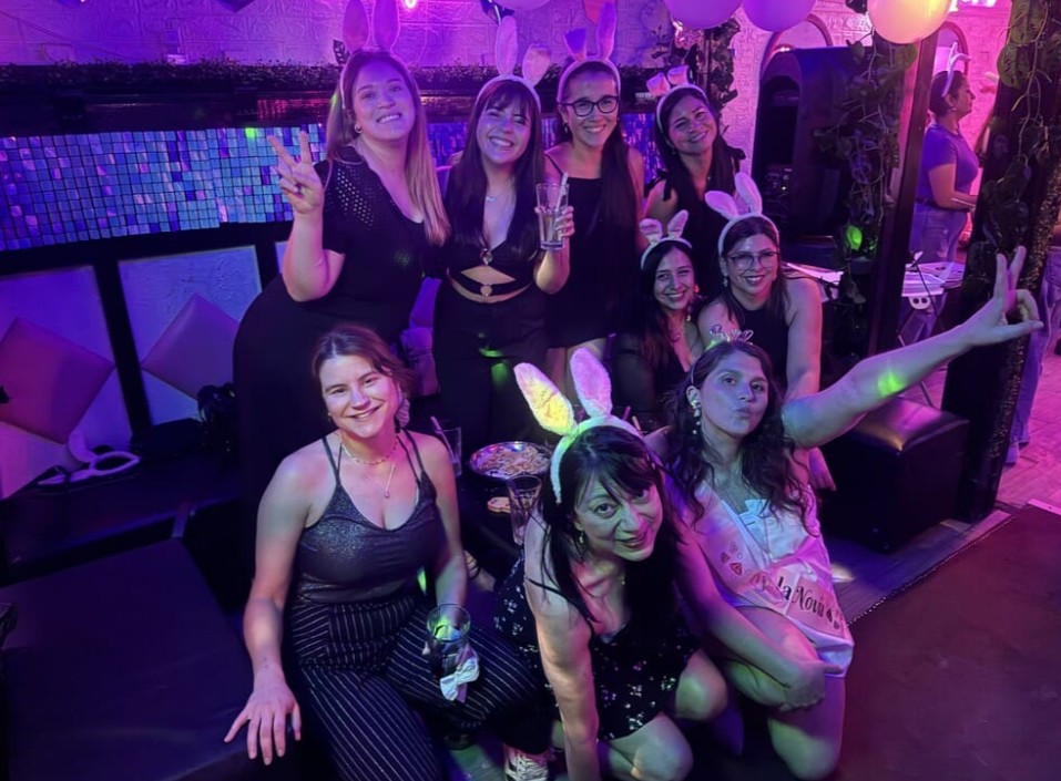 Novia con banda y grupo despedida de soltera Club de Princesas Santiago