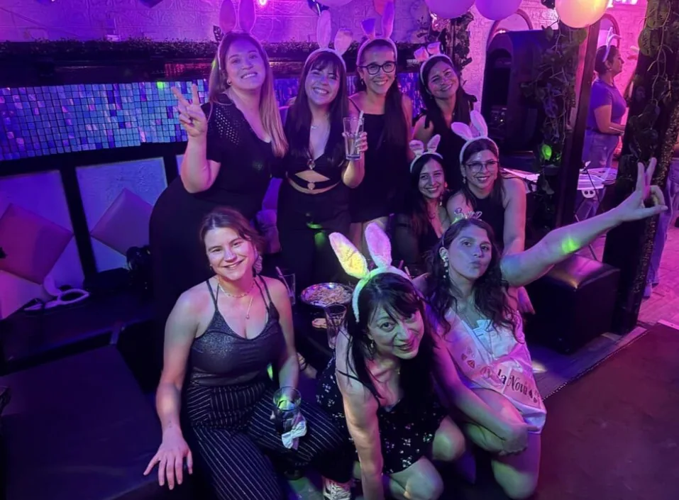 Novia con banda y grupo despedida de soltera Club de Princesas Santiago