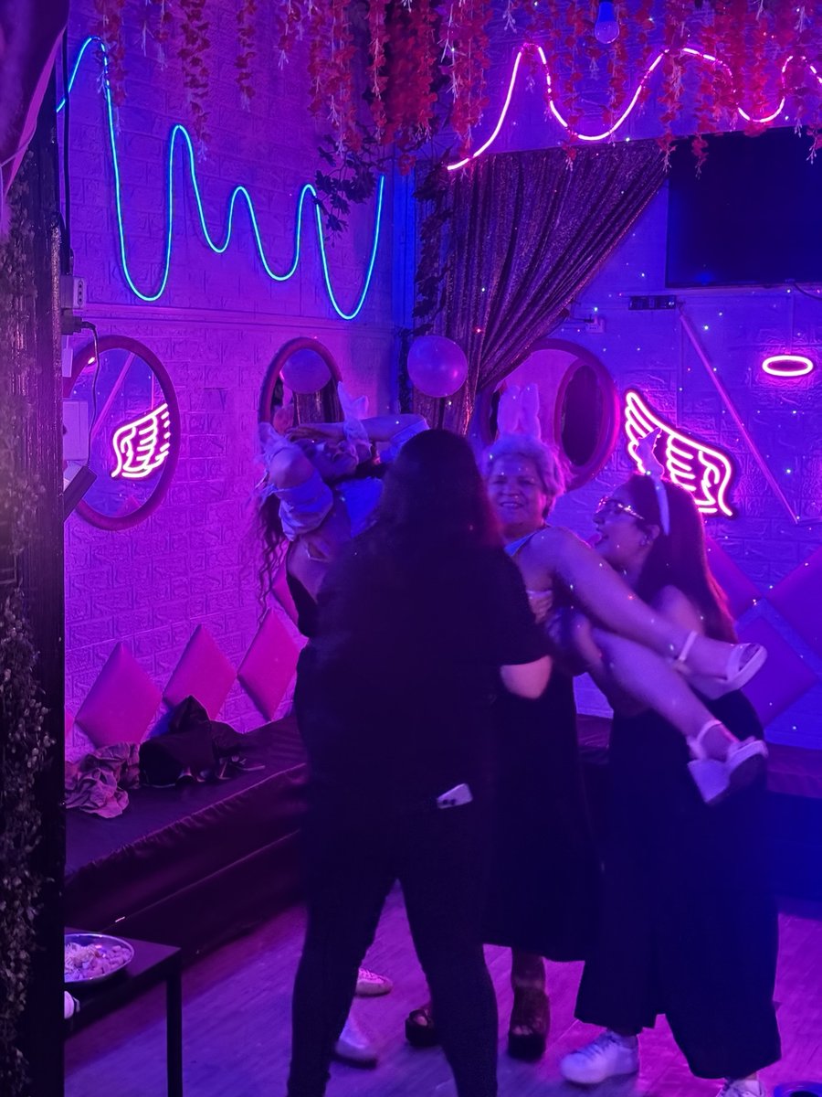 Pista de baile del Club de Princesas Santiago durante la noche