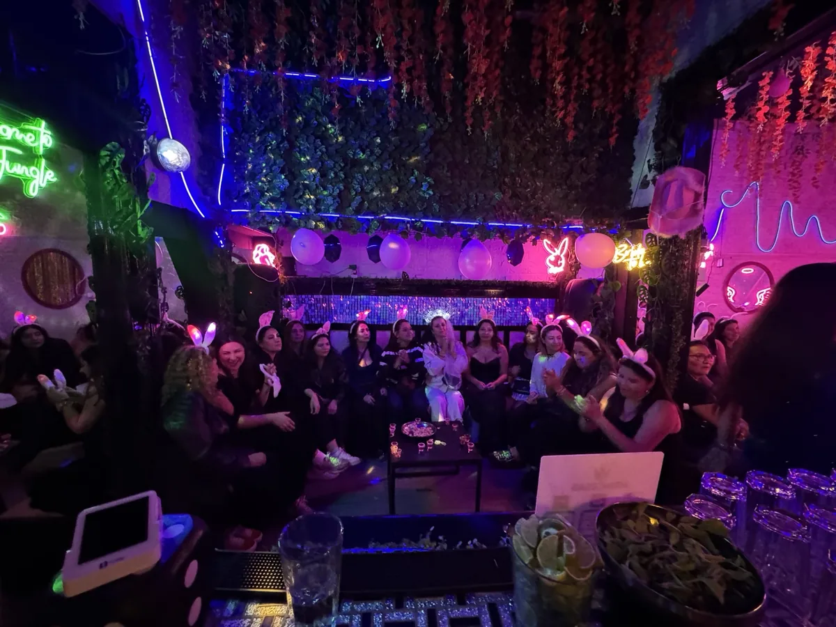 Salon lleno del Club de Princesas Santiago en una noche de viernes