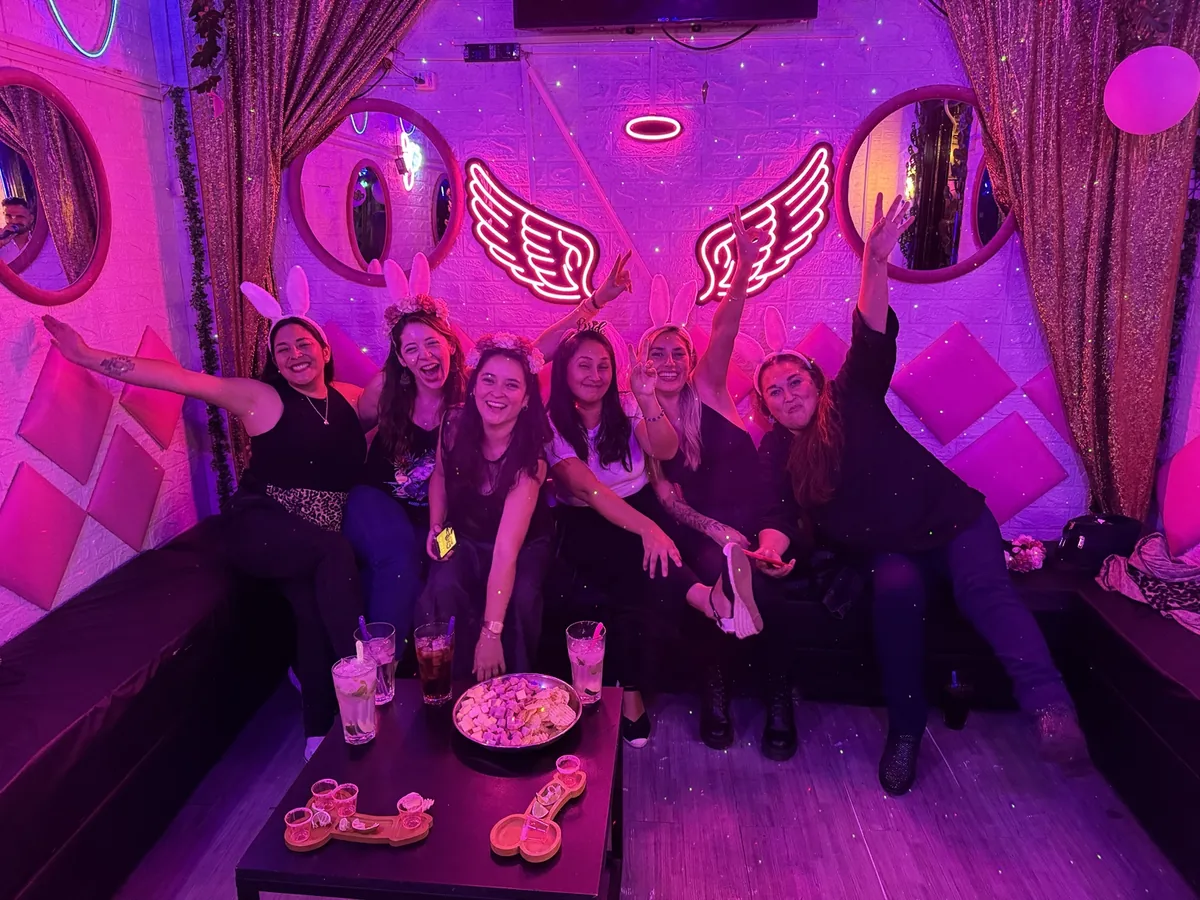 Grupo de despedida de soltera en el sofa del sector VIP del Club de Princesas