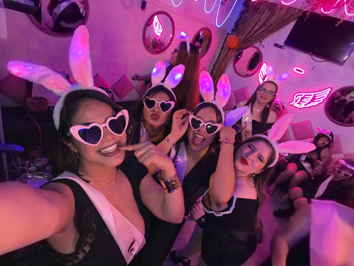 Selfie con cotillon de orejas de coneja en una despedida de soltera