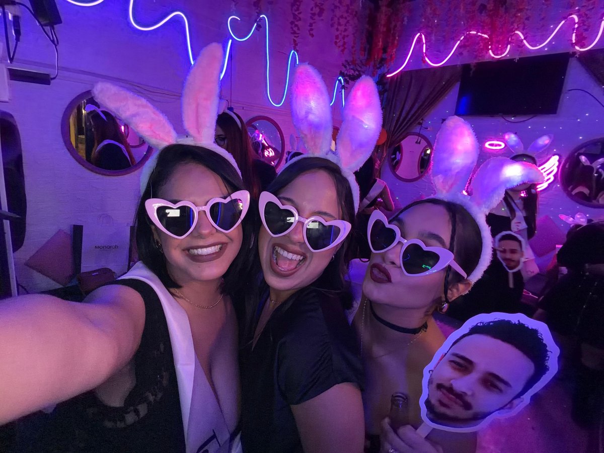 Selfie con lentes de corazon en una despedida de soltera en Club de Princesas