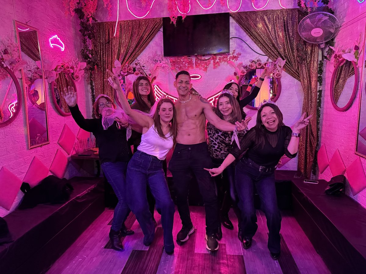 Show de vedetto para un grupo de despedida de soltera en Santiago 2026
