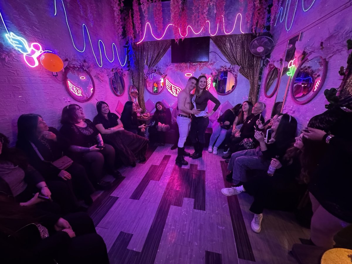Sofás VIP y ambiente nocturno del Club de Princesas Santiago