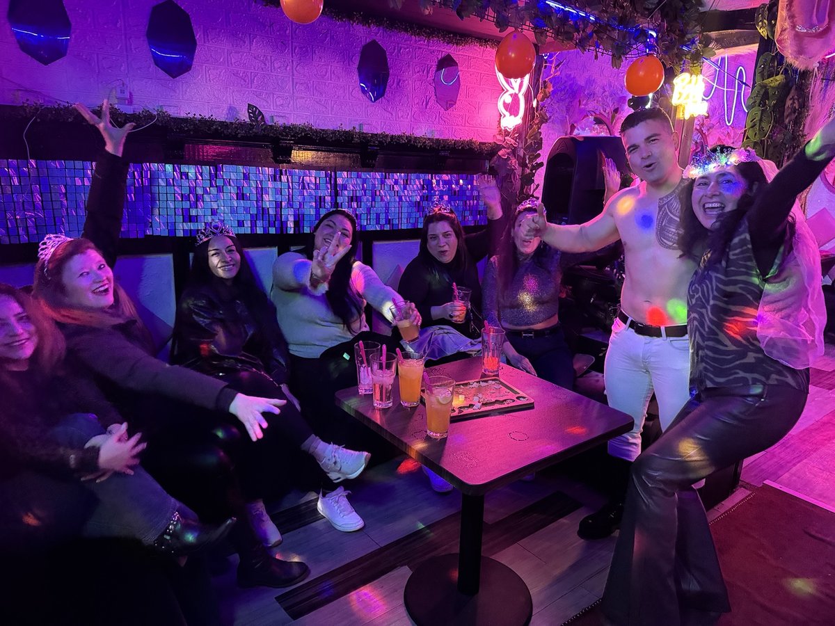 Vedetto haciendo show en la mesa de un grupo en Club de Princesas Santiago