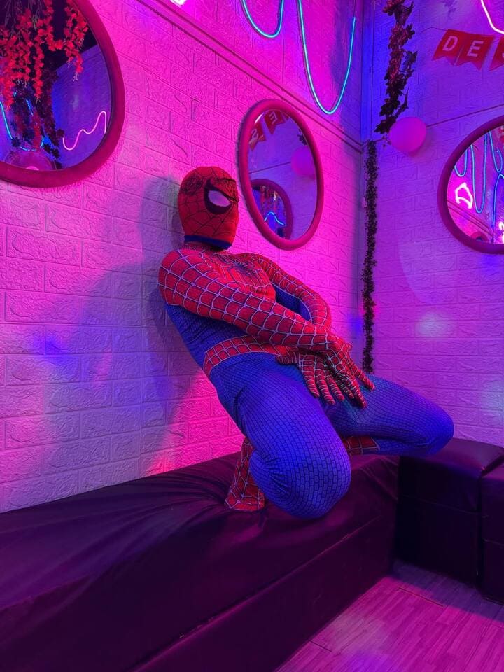 vedetto sensual hombre araña 2